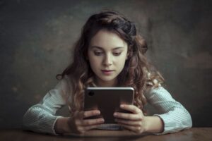 Screen Addiction or Brain Myth Examining the Consequences of Excessive Screen Time Dr.Goshop-The Remedy for Healthy Living Screen Addiction or Brain Myth? Examining the Consequences of Excessive Screen Time